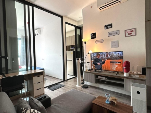 Fully furnished 1-bedroom condo, 28 sqm, at Knightsbridge Prime Onnut. High floor, city views, near BTS Onnut and Big C Onnut. Perfect for urban living.