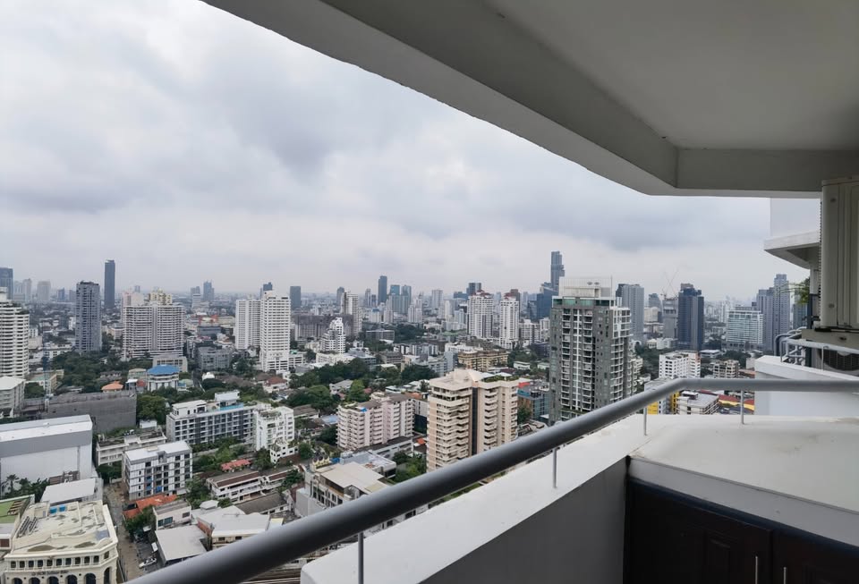 Spacious 2-Bedroom + Extra Room, 1-Bathroom, 82.94 sqm condo at The Waterford Diamond Sukhumvit 30/1 for sale ฿9.79M. High floor, 2 balconies, BTS Phrom Phong/Thonglor.
