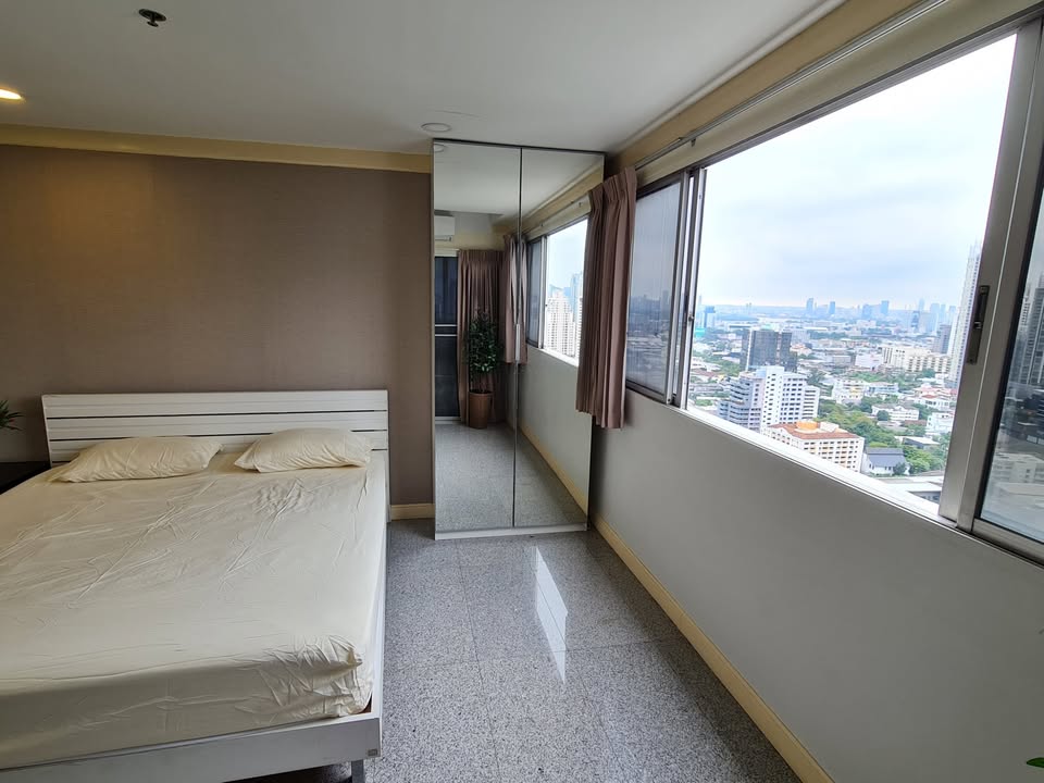 Spacious 2-Bedroom + Extra Room, 1-Bathroom, 82.94 sqm condo at The Waterford Diamond Sukhumvit 30/1 for sale ฿9.79M. High floor, 2 balconies, BTS Phrom Phong/Thonglor.