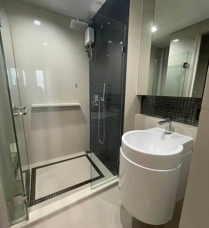 Modern 1-bedroom, 1-bathroom condo at Rhythm Sathorn 21, 35 sqm, fully furnished, city view, near BTS Saphan Taksin and Surasak.