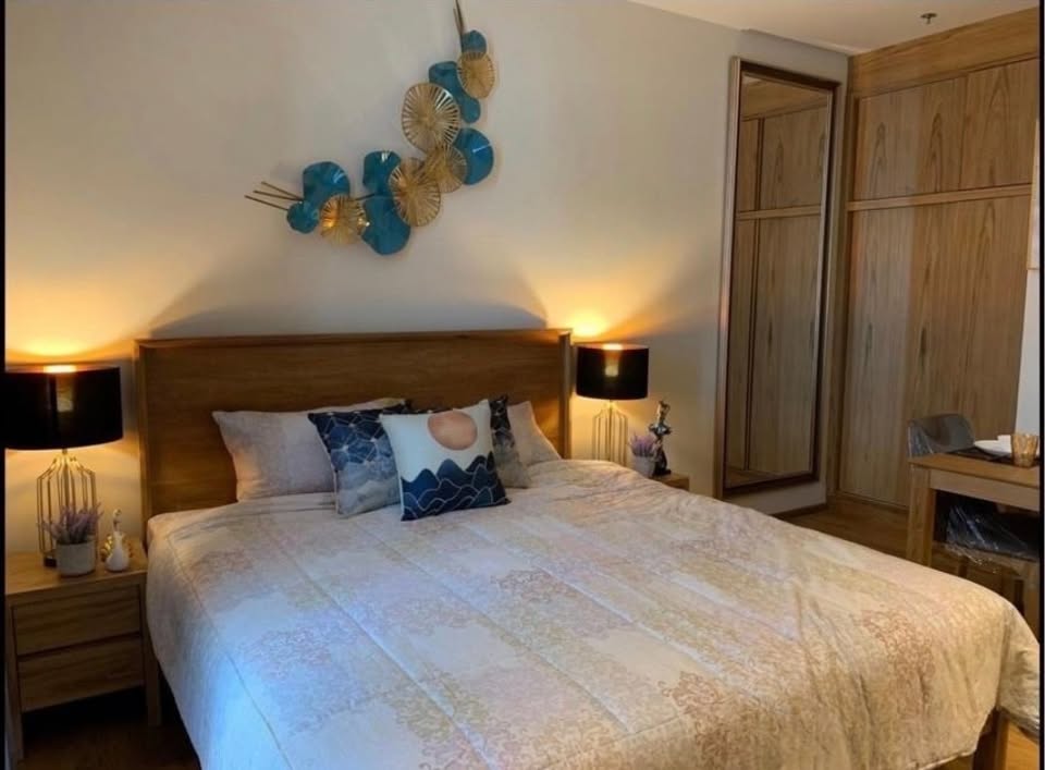 Fully furnished 1-bedroom condo, 28 sqm, at Park Origin Phrom Phong. High floor, stunning city views, 900m from BTS Phrom Phong. Perfect for urban living.