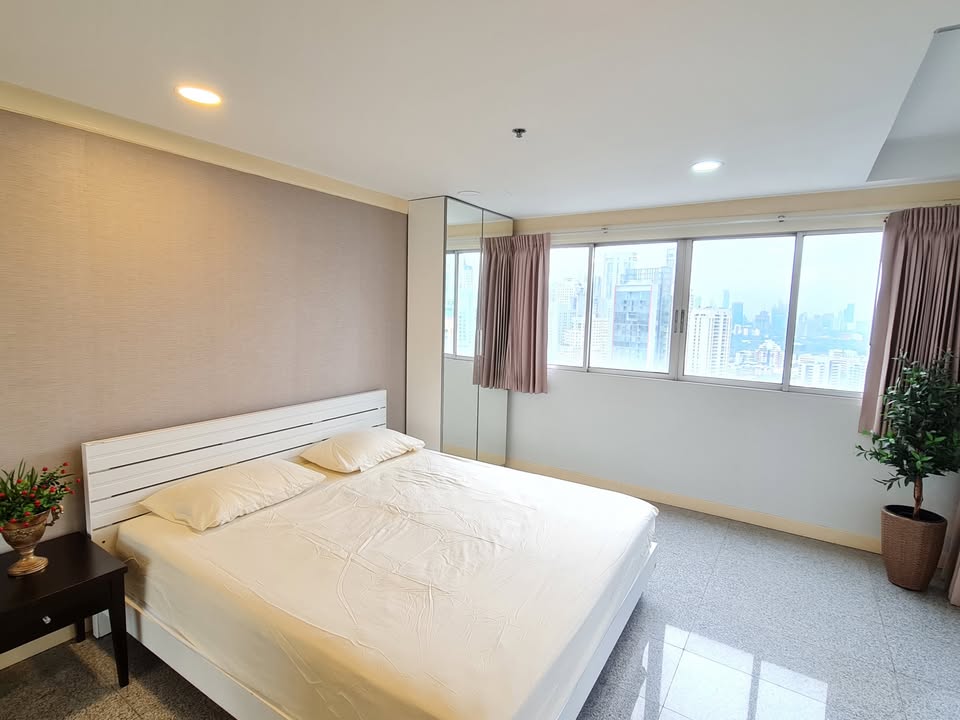 Spacious 2-Bedroom + Extra Room, 1-Bathroom, 82.94 sqm condo at The Waterford Diamond Sukhumvit 30/1 for sale ฿9.79M. High floor, 2 balconies, BTS Phrom Phong/Thonglor.