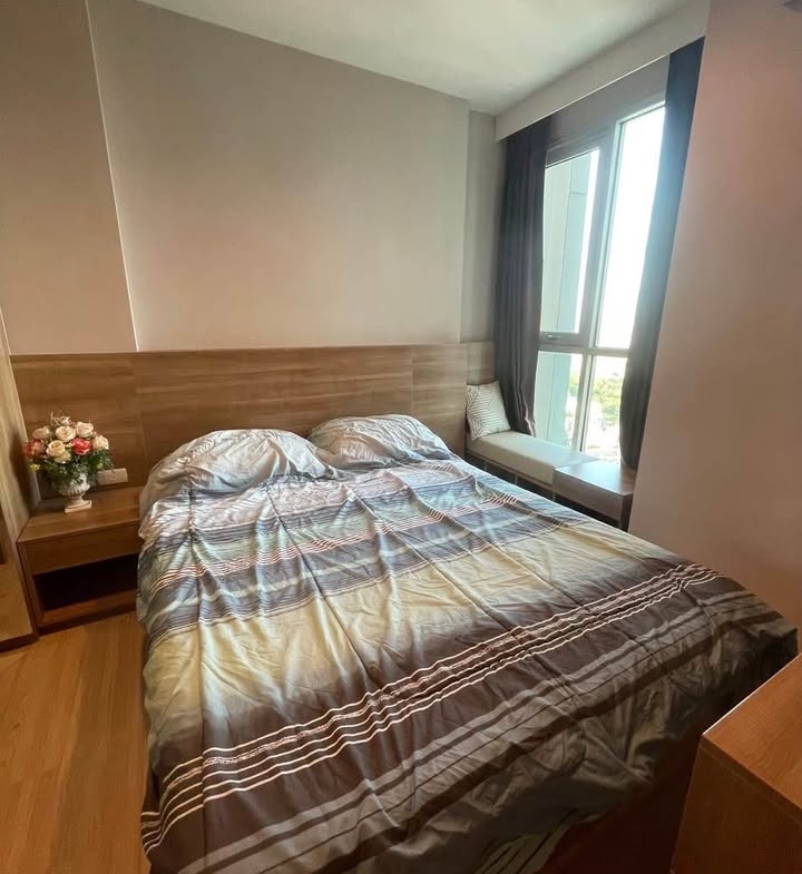 Modern 1-bedroom, 1-bathroom condo at Rhythm Sathorn 21, 35 sqm, fully furnished, city view, near BTS Saphan Taksin and Surasak.