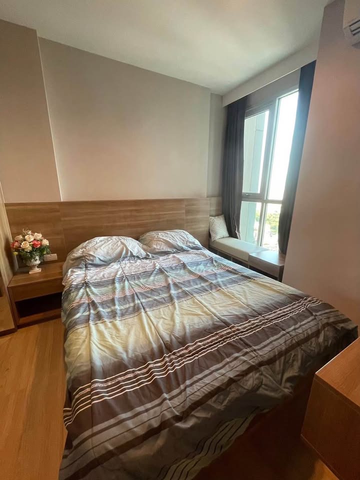 Modern 1-bedroom, 1-bathroom condo at Rhythm Sathorn 21, 35 sqm, fully furnished, city view, near BTS Saphan Taksin and Surasak.