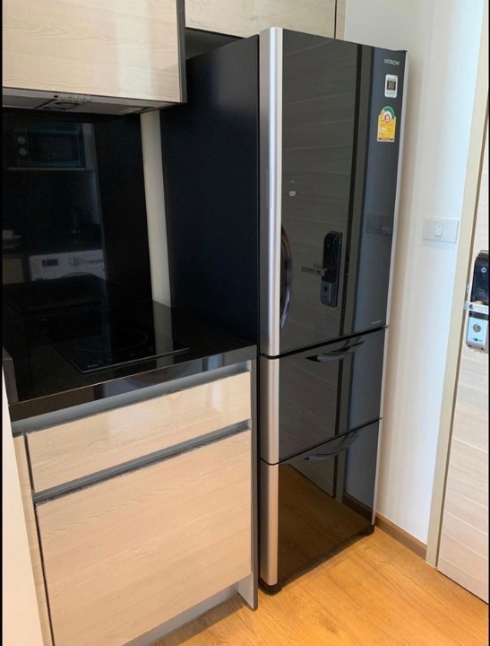 Fully furnished 1-bedroom condo, 28 sqm, at Park Origin Phrom Phong. High floor, stunning city views, 900m from BTS Phrom Phong. Perfect for urban living.
