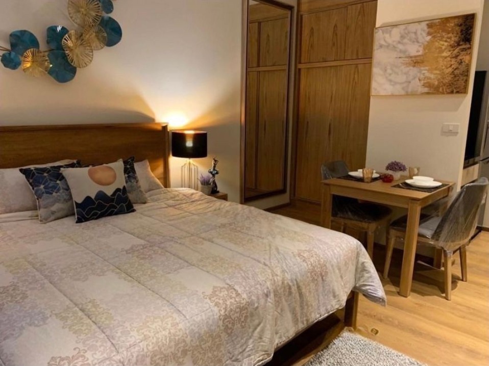 Fully furnished 1-bedroom condo, 28 sqm, at Park Origin Phrom Phong. High floor, stunning city views, 900m from BTS Phrom Phong. Perfect for urban living.