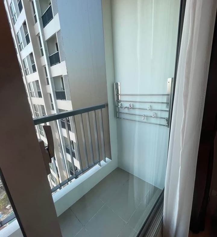 Modern 1-bedroom, 1-bathroom condo at Rhythm Sathorn 21, 35 sqm, fully furnished, city view, near BTS Saphan Taksin and Surasak.