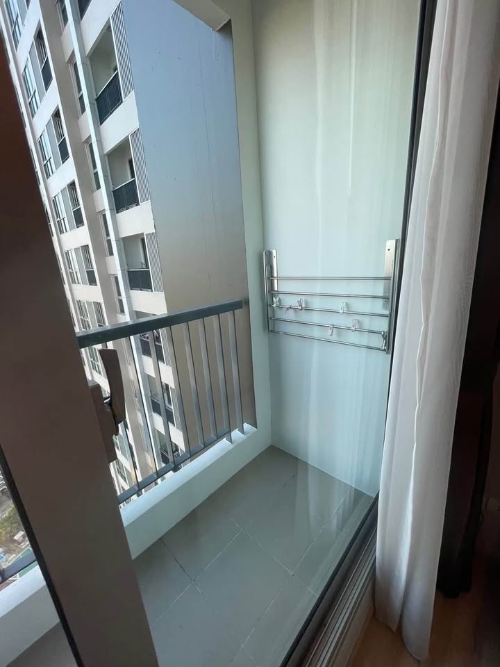 Modern 1-bedroom, 1-bathroom condo at Rhythm Sathorn 21, 35 sqm, fully furnished, city view, near BTS Saphan Taksin and Surasak.