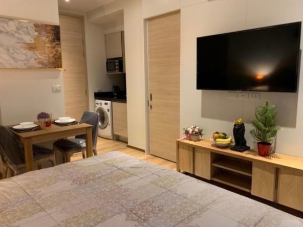Fully furnished 1-bedroom condo, 28 sqm, at Park Origin Phrom Phong. High floor, stunning city views, 900m from BTS Phrom Phong. Perfect for urban living.
