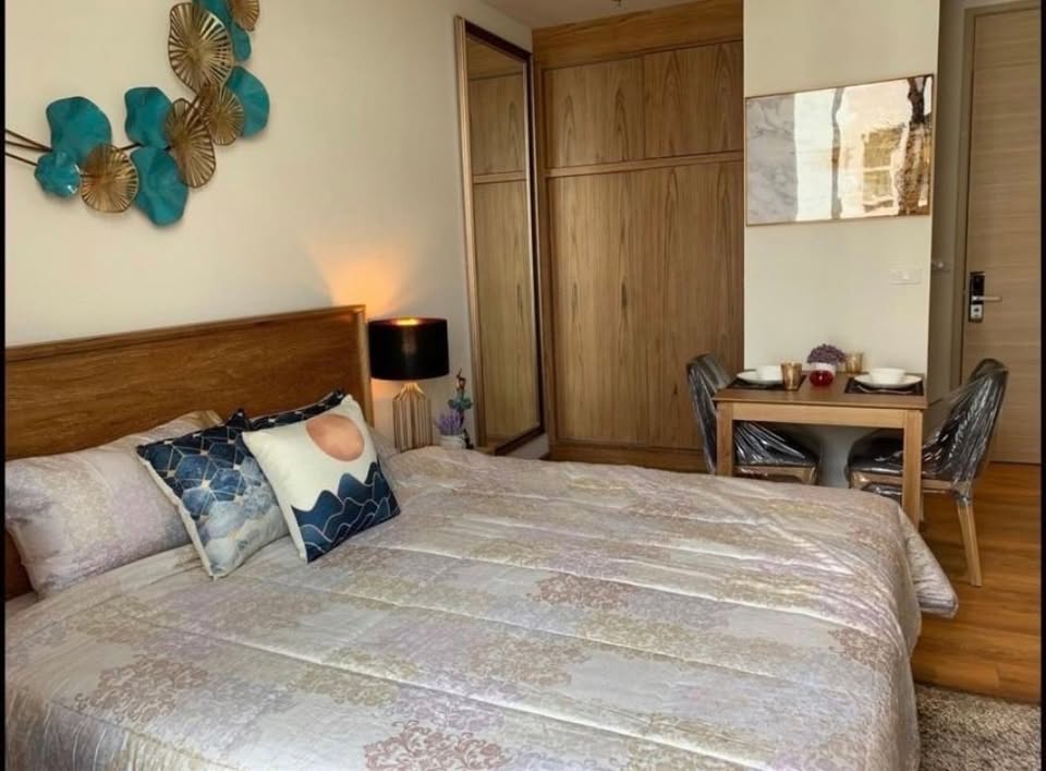 Fully furnished 1-bedroom condo, 28 sqm, at Park Origin Phrom Phong. High floor, stunning city views, 900m from BTS Phrom Phong. Perfect for urban living.