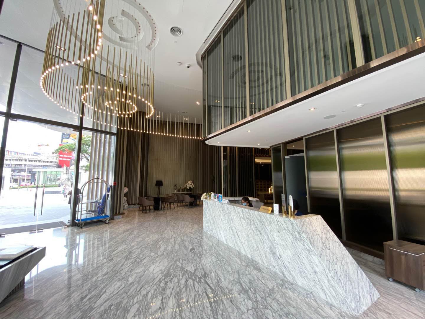 Luxury 2-Bedroom, 2-Bathroom, 77 sqm condo at The Esse at Singha Complex for rent ฿75,000/month. High floor, skyline view, fully furnished, MRT Phetchaburi.