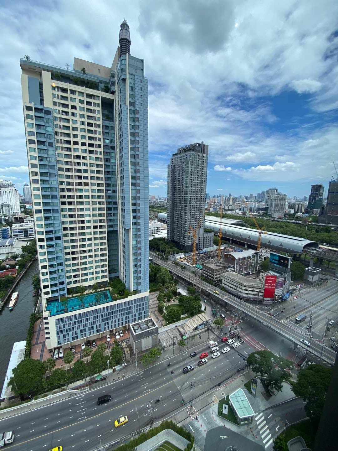 Luxury 2-Bedroom, 2-Bathroom, 77 sqm condo at The Esse at Singha Complex for rent ฿75,000/month. High floor, skyline view, fully furnished, MRT Phetchaburi.