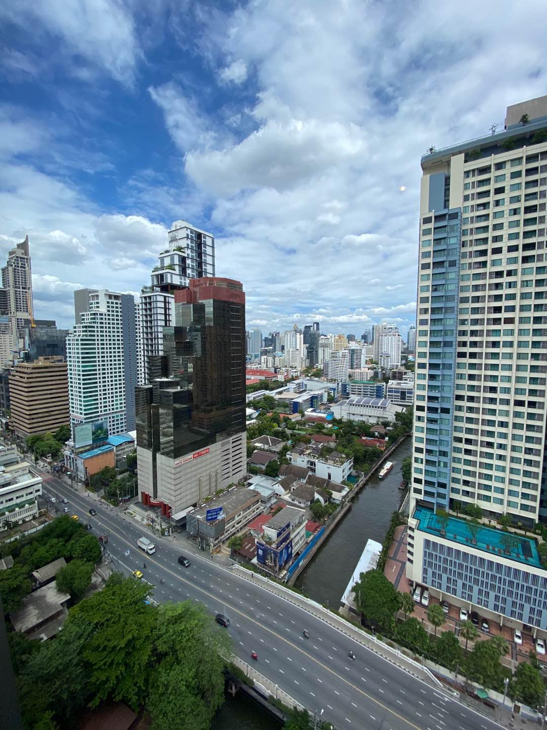 Luxury 2-Bedroom, 2-Bathroom, 77 sqm condo at The Esse at Singha Complex for rent ฿75,000/month. High floor, skyline view, fully furnished, MRT Phetchaburi.