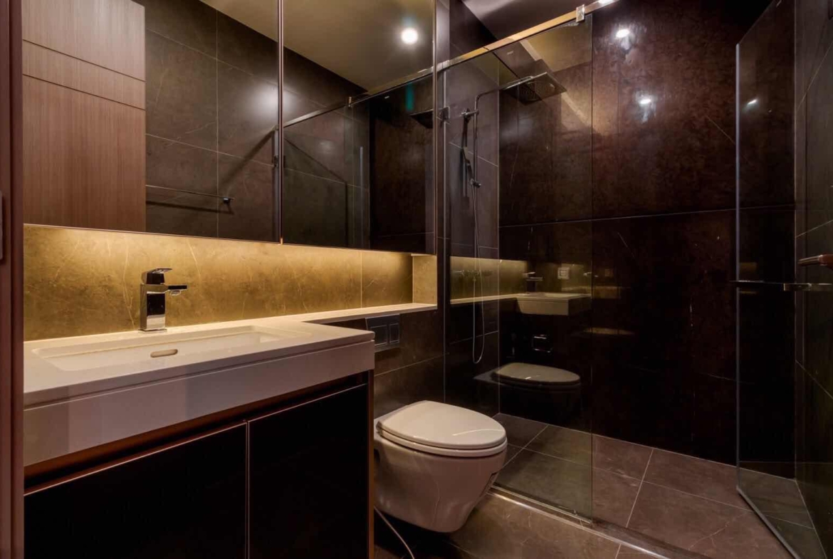 Luxury 2-Bedroom, 2-Bathroom, 77 sqm condo at The Esse at Singha Complex for rent ฿75,000/month. High floor, skyline view, fully furnished, MRT Phetchaburi.