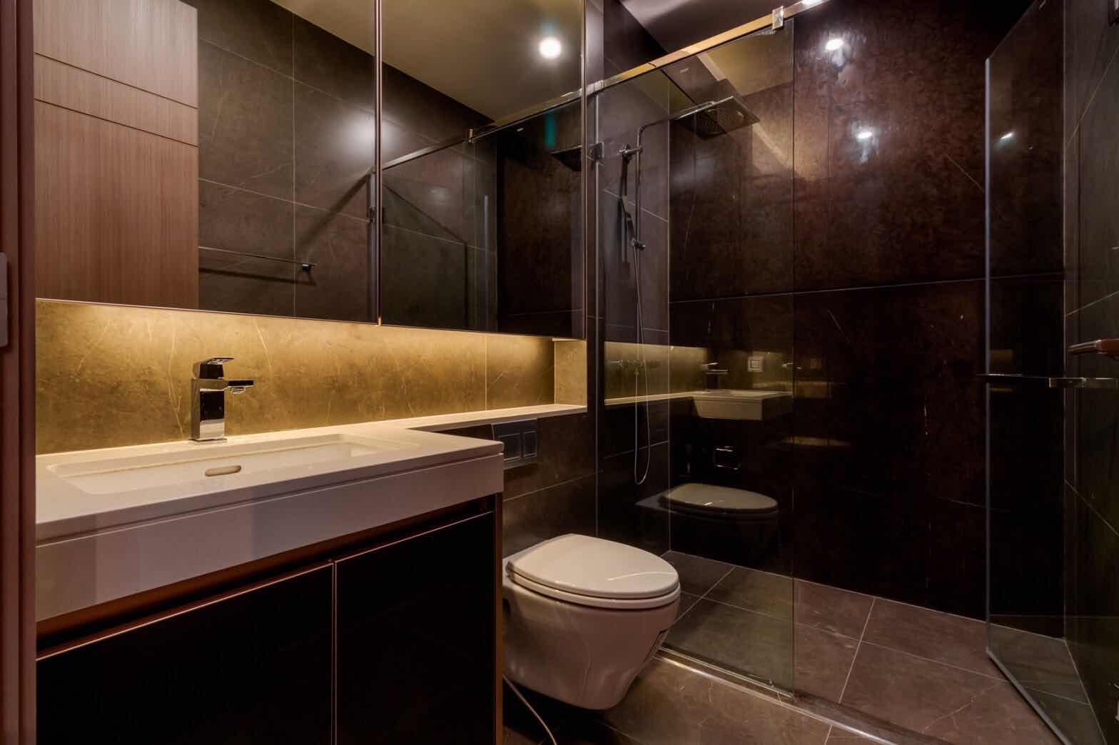 Luxury 2-Bedroom, 2-Bathroom, 77 sqm condo at The Esse at Singha Complex for rent ฿75,000/month. High floor, skyline view, fully furnished, MRT Phetchaburi.