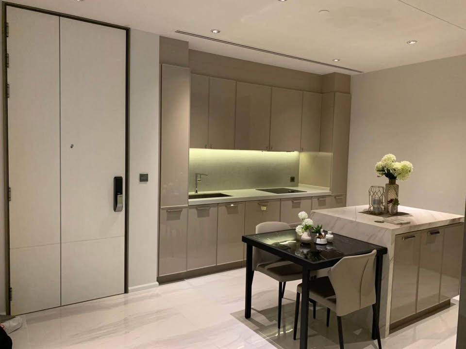 Luxury 2-bed, 2-bath, 110 sqm condo at Kraam Sukhumvit 26, for sale at 36,000,000 THB. High floor, unblocked view, near BTS Phrom Phong. Contact us today!