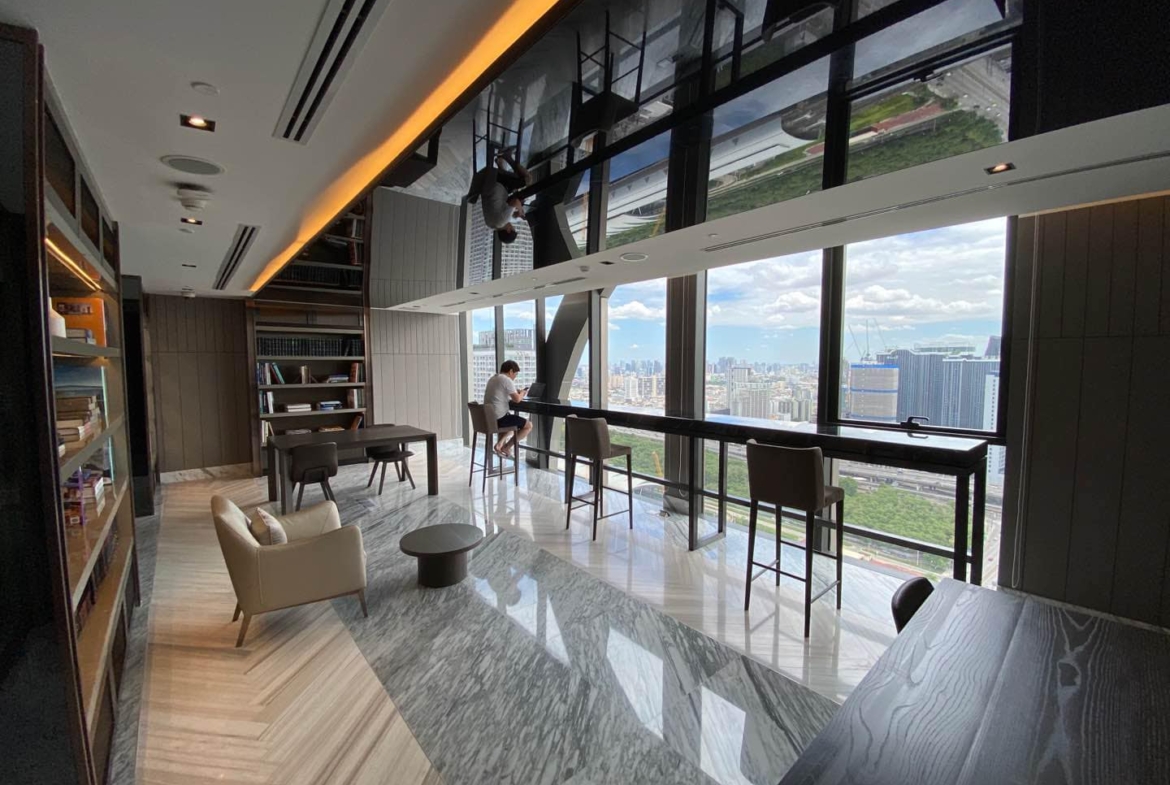 Luxury 2-Bedroom, 2-Bathroom, 77 sqm condo at The Esse at Singha Complex for rent ฿75,000/month. High floor, skyline view, fully furnished, MRT Phetchaburi.