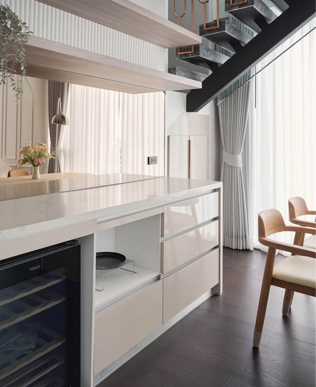For Rent ฿145,000: 2-Bed 2-Bath 97.5 sqm Duplex at LAVIQ Sukhumvit 57. High-floor corner unit, fully furnished, 100m to Thonglor BTS. Ready to move in March.