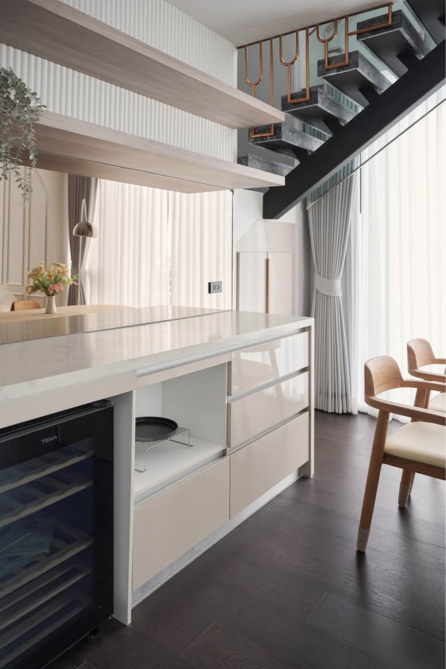 For Rent ฿145,000: 2-Bed 2-Bath 97.5 sqm Duplex at LAVIQ Sukhumvit 57. High-floor corner unit, fully furnished, 100m to Thonglor BTS. Ready to move in March.