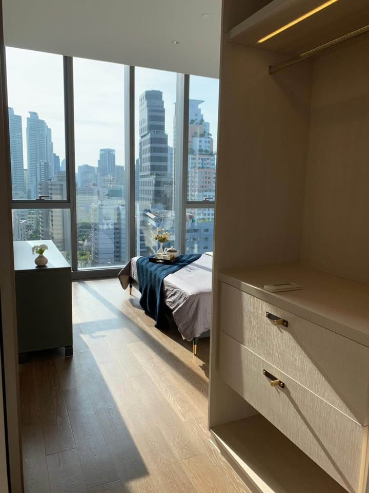 Luxury 2-bed, 2-bath, 110 sqm condo at Kraam Sukhumvit 26, for sale at 36,000,000 THB. High floor, unblocked view, near BTS Phrom Phong. Contact us today!