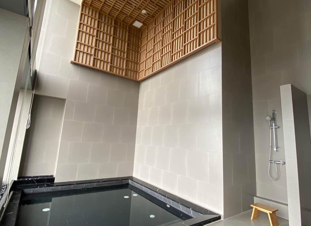 Luxury 2-Bedroom, 2-Bathroom, 77 sqm condo at The Esse at Singha Complex for rent ฿75,000/month. High floor, skyline view, fully furnished, MRT Phetchaburi.