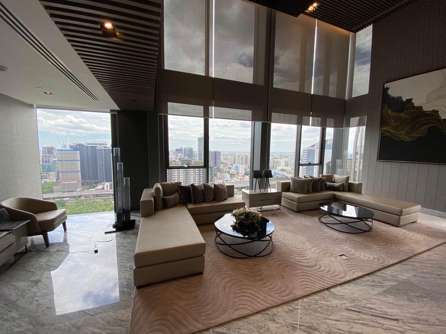 Luxury 2-Bedroom, 2-Bathroom, 77 sqm condo at The Esse at Singha Complex for rent ฿75,000/month. High floor, skyline view, fully furnished, MRT Phetchaburi.