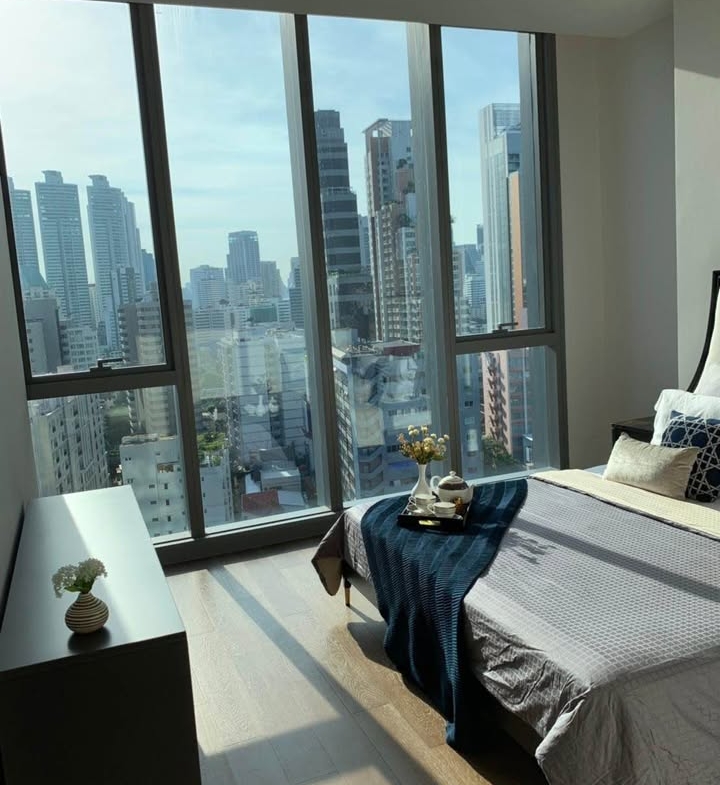 Luxury 2-bed, 2-bath, 110 sqm condo at Kraam Sukhumvit 26, for sale at 36,000,000 THB. High floor, unblocked view, near BTS Phrom Phong. Contact us today!
