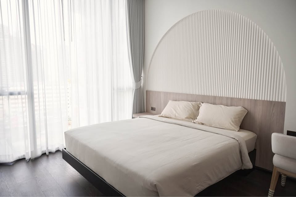 For Rent ฿145,000: 2-Bed 2-Bath 97.5 sqm Duplex at LAVIQ Sukhumvit 57. High-floor corner unit, fully furnished, 100m to Thonglor BTS. Ready to move in March.