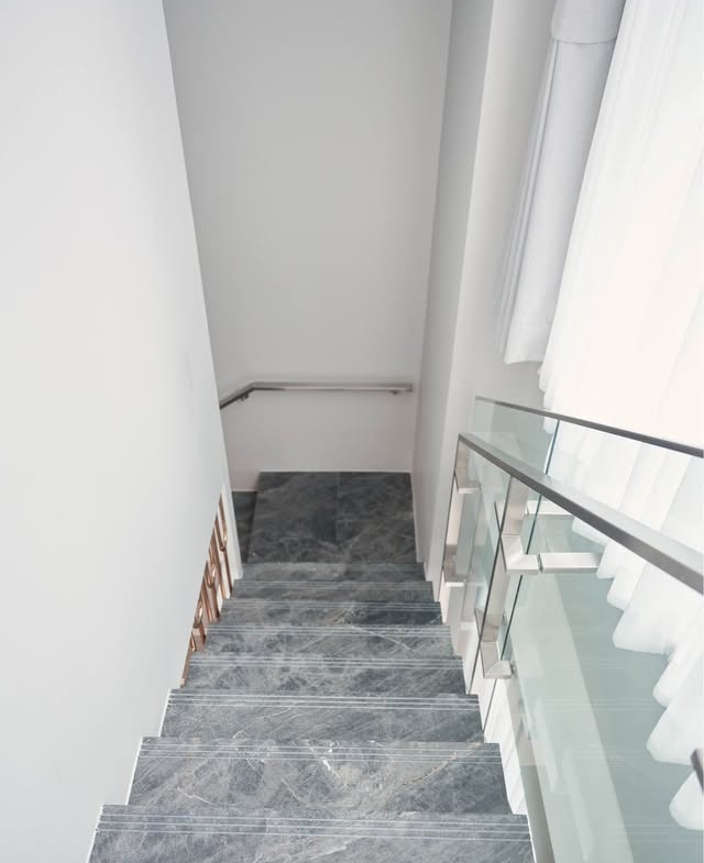 For Rent ฿145,000: 2-Bed 2-Bath 97.5 sqm Duplex at LAVIQ Sukhumvit 57. High-floor corner unit, fully furnished, 100m to Thonglor BTS. Ready to move in March.