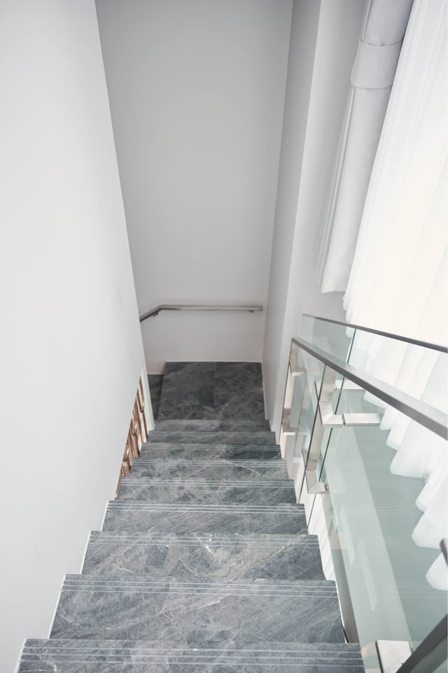 For Rent ฿145,000: 2-Bed 2-Bath 97.5 sqm Duplex at LAVIQ Sukhumvit 57. High-floor corner unit, fully furnished, 100m to Thonglor BTS. Ready to move in March.