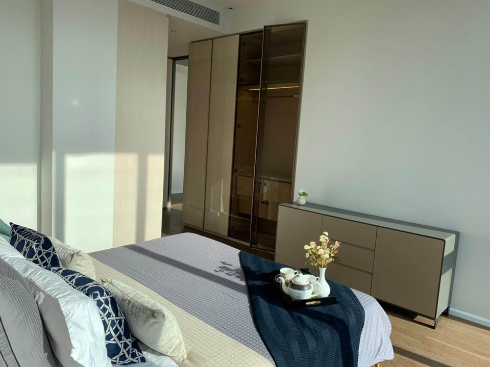 Luxury 2-bed, 2-bath, 110 sqm condo at Kraam Sukhumvit 26, for sale at 36,000,000 THB. High floor, unblocked view, near BTS Phrom Phong. Contact us today!