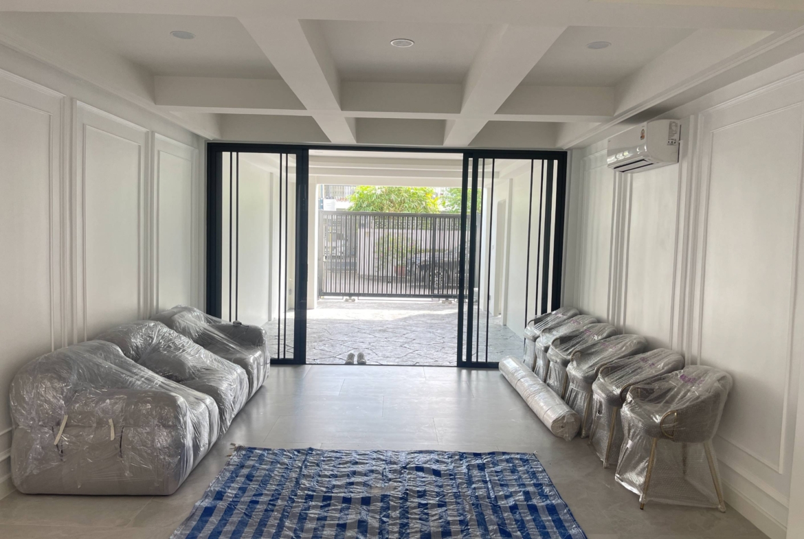 Rent this spacious 4-bedroom, 4-bathroom townhouse in Pridi Panomyong 42. 250 sqm with modern design and private garden. Available for 110,000 THB/month