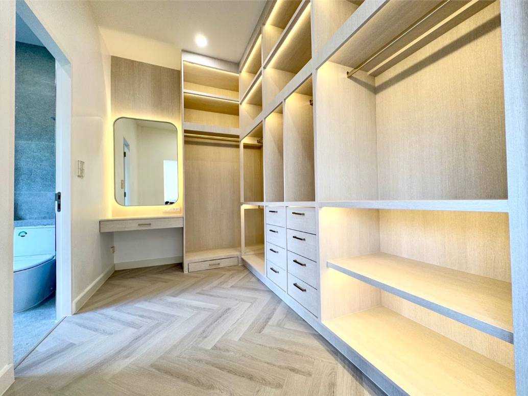 Rent this spacious 4-bedroom, 4-bathroom townhouse in Pridi Panomyong 42. 250 sqm with modern design and private garden. Available for 110,000 THB/month