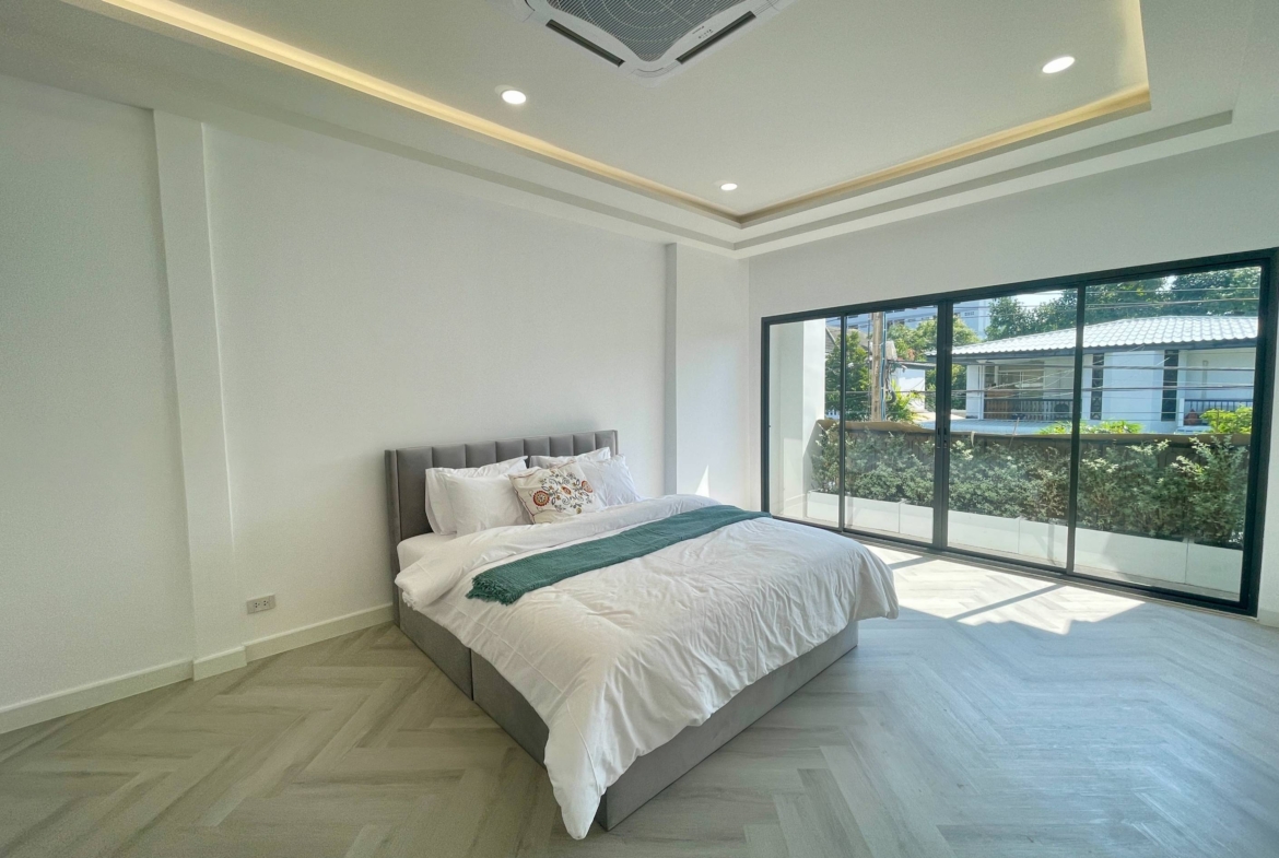 Rent this spacious 4-bedroom, 4-bathroom townhouse in Pridi Panomyong 42. 250 sqm with modern design and private garden. Available for 110,000 THB/month