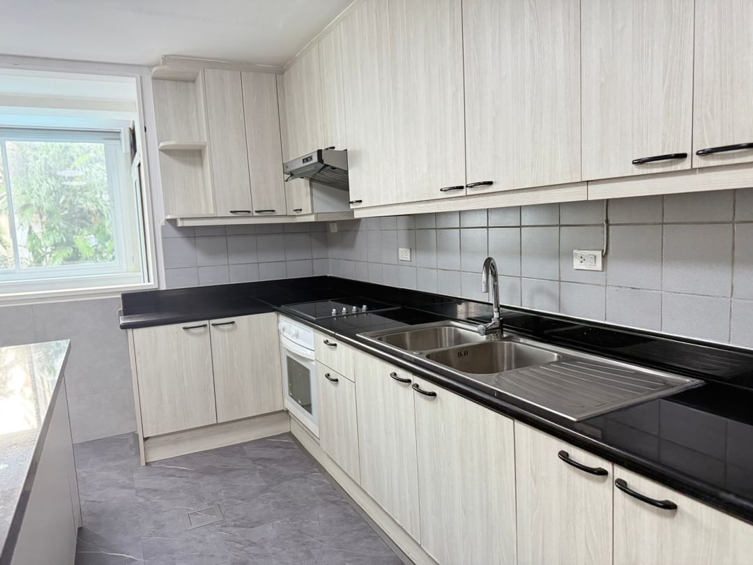 Luxury 2-BR, 2-BA condo at P.R. Home II, Thonglor Soi 8, 250 sqm, rent 75,000 THB/month. Spacious living, prime location near BTS Thonglor.