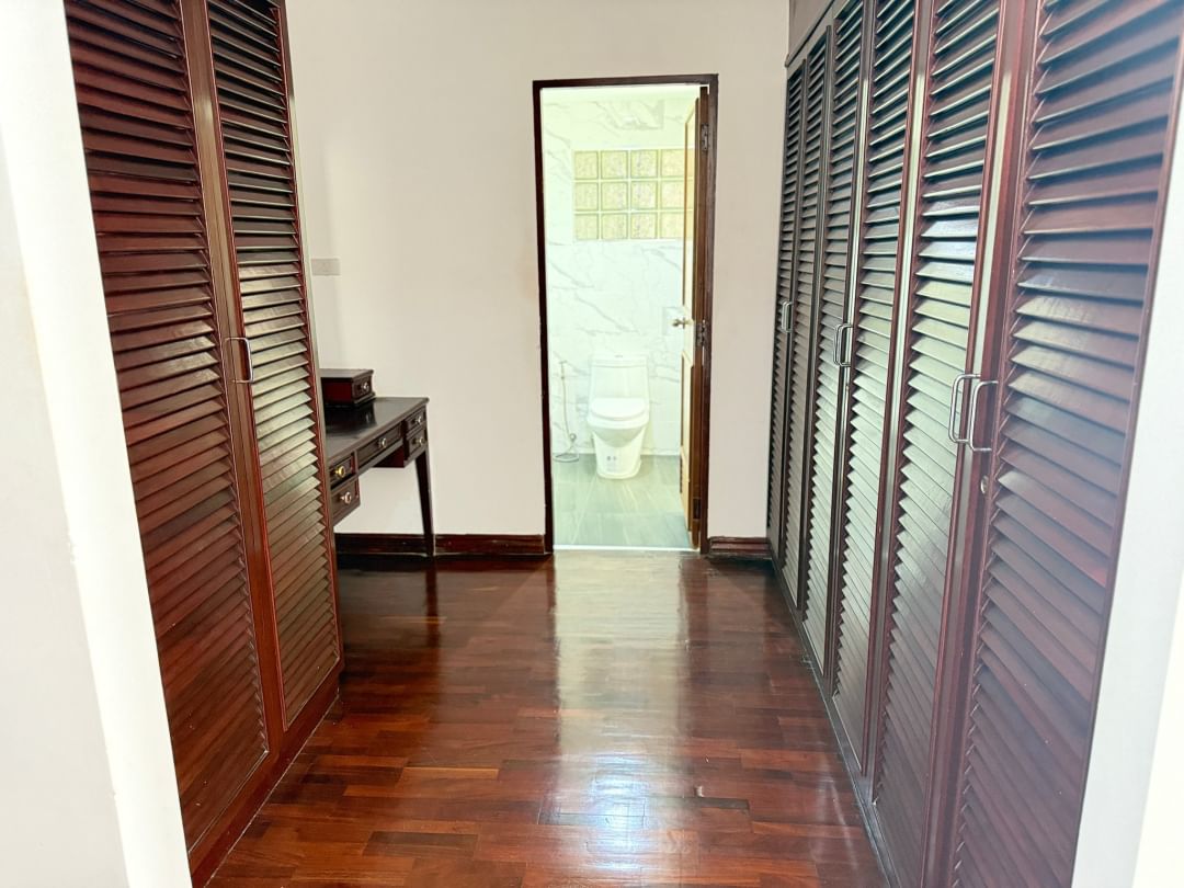 Luxury 2-BR, 2-BA condo at P.R. Home II, Thonglor Soi 8, 250 sqm, rent 75,000 THB/month. Spacious living, prime location near BTS Thonglor.