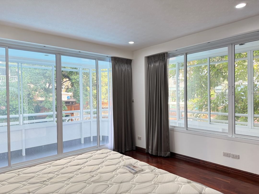Luxury 2-BR, 2-BA condo at P.R. Home II, Thonglor Soi 8, 250 sqm, rent 75,000 THB/month. Spacious living, prime location near BTS Thonglor.