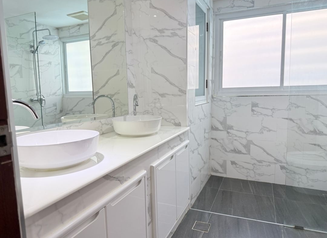 Luxury 2-BR, 2-BA condo at P.R. Home II, Thonglor Soi 8, 250 sqm, rent 75,000 THB/month. Spacious living, prime location near BTS Thonglor.