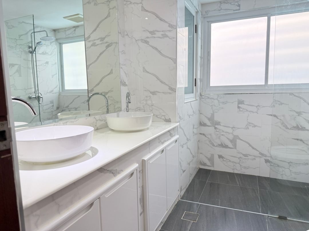 Luxury 2-BR, 2-BA condo at P.R. Home II, Thonglor Soi 8, 250 sqm, rent 75,000 THB/month. Spacious living, prime location near BTS Thonglor.