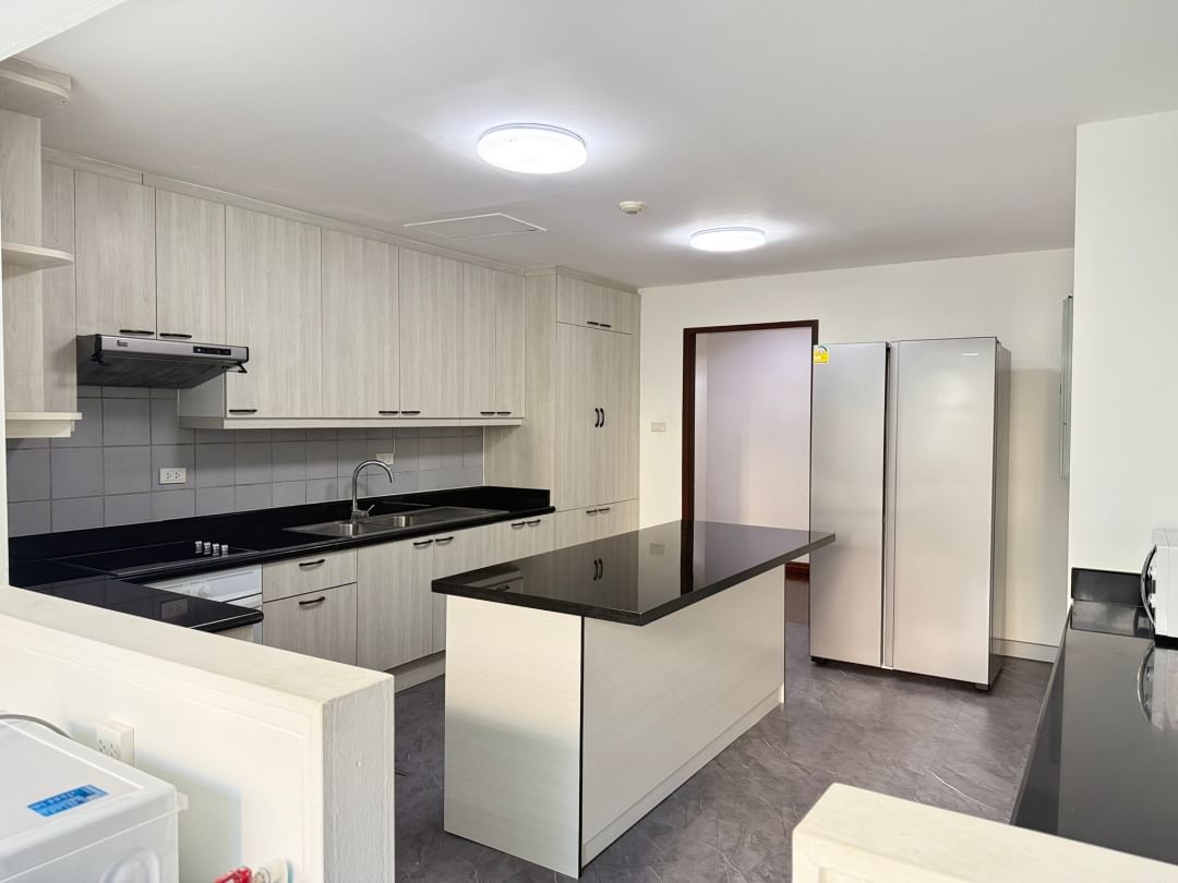 Luxury 2-BR, 2-BA condo at P.R. Home II, Thonglor Soi 8, 250 sqm, rent 75,000 THB/month. Spacious living, prime location near BTS Thonglor.