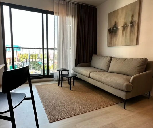 Modern 1-Bedroom Condo at Life One Wireless near BTS Phloen Chit. 38 sqm, fully furnished, with pool, gym, and sauna. 29,000 THB/month.