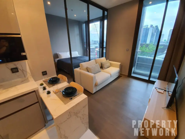 Modern 1-BR Condo at The Esse at Singha Complex near MRT Phetchaburi. 36.13 sqm, fully furnished, with pool, gym, and sauna. 32,000 THB/month.