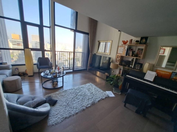 Modern 1-bed, 1-bath condo at Park Origin Thonglor, 46 sqm. Rent for 50,000 THB/month, available from April or May. Stylish living near BTS!
