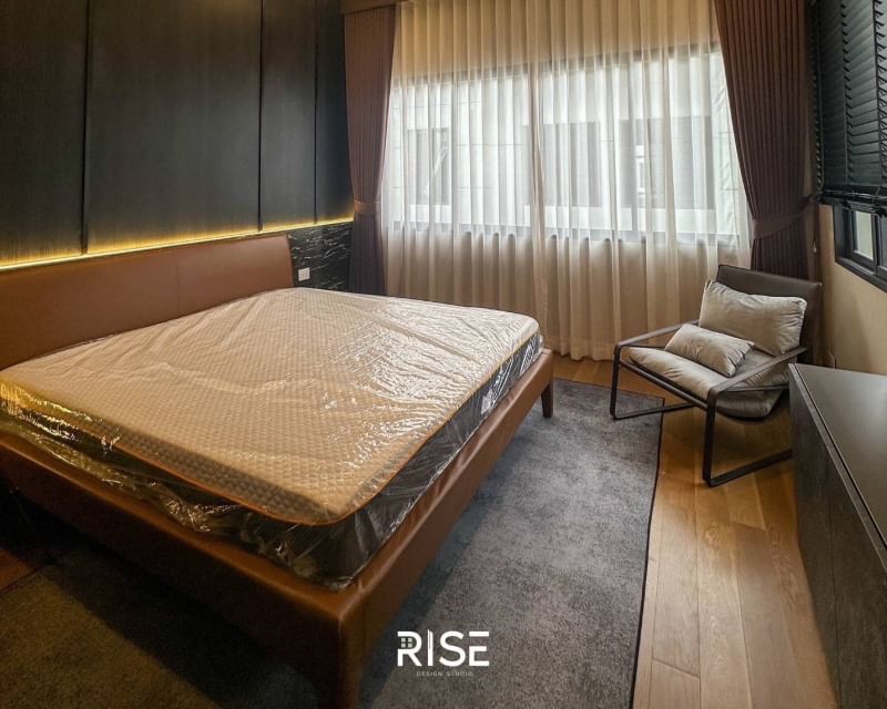Experience luxury living in this 2-story house at Narasiri Krungthepkreetha. 4 bedrooms, 5 bathrooms, 554 sqm, near MRT Sri Kreetha. Rent: 550,000 THB/month.