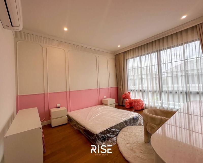 Experience luxury living in this 2-story house at Narasiri Krungthepkreetha. 4 bedrooms, 5 bathrooms, 554 sqm, near MRT Sri Kreetha. Rent: 550,000 THB/month.