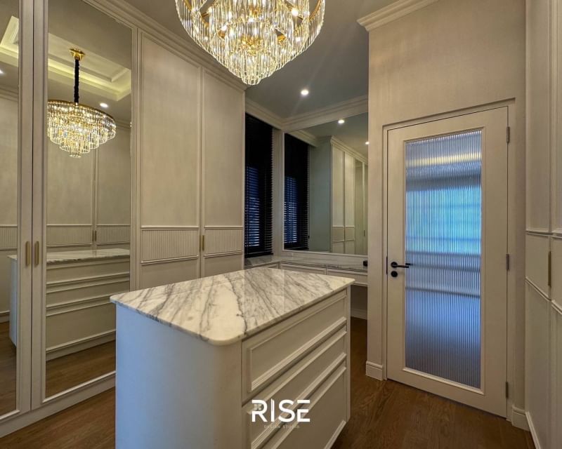 Experience luxury living in this 2-story house at Narasiri Krungthepkreetha. 4 bedrooms, 5 bathrooms, 554 sqm, near MRT Sri Kreetha. Rent: 550,000 THB/month.