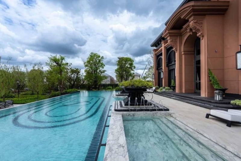 Experience luxury living in this 2-story house at Narasiri Krungthepkreetha. 4 bedrooms, 5 bathrooms, 554 sqm, near MRT Sri Kreetha. Rent: 550,000 THB/month.