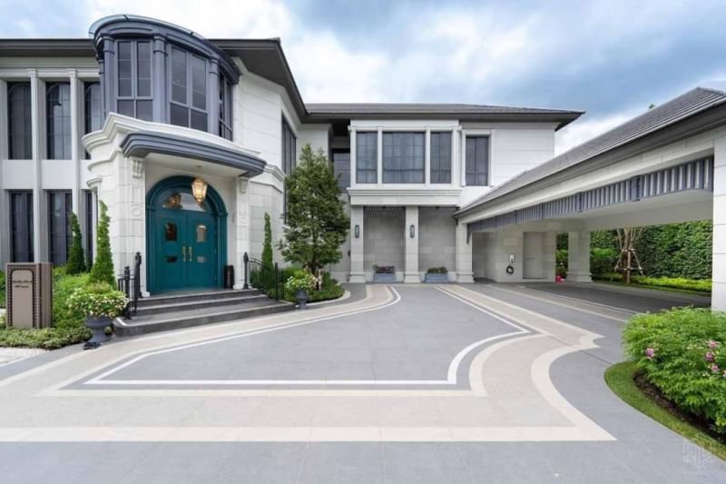 Experience luxury living in this 2-story house at Narasiri Krungthepkreetha. 4 bedrooms, 5 bathrooms, 554 sqm, near MRT Sri Kreetha. Rent: 550,000 THB/month.