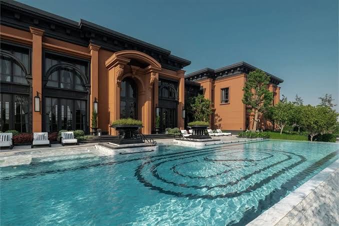 Experience luxury living in this 2-story house at Narasiri Krungthepkreetha. 4 bedrooms, 5 bathrooms, 554 sqm, near MRT Sri Kreetha. Rent: 550,000 THB/month.