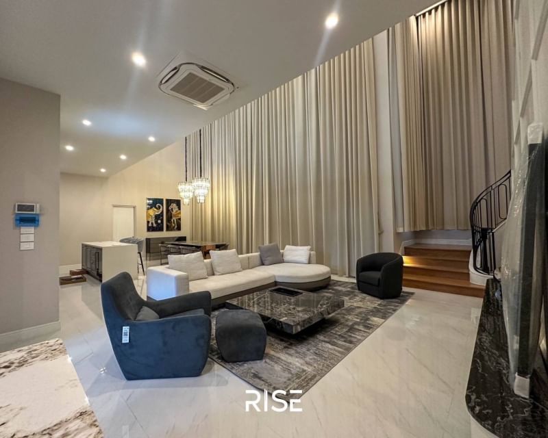Experience luxury living in this 2-story house at Narasiri Krungthepkreetha. 4 bedrooms, 5 bathrooms, 554 sqm, near MRT Sri Kreetha. Rent: 550,000 THB/month.